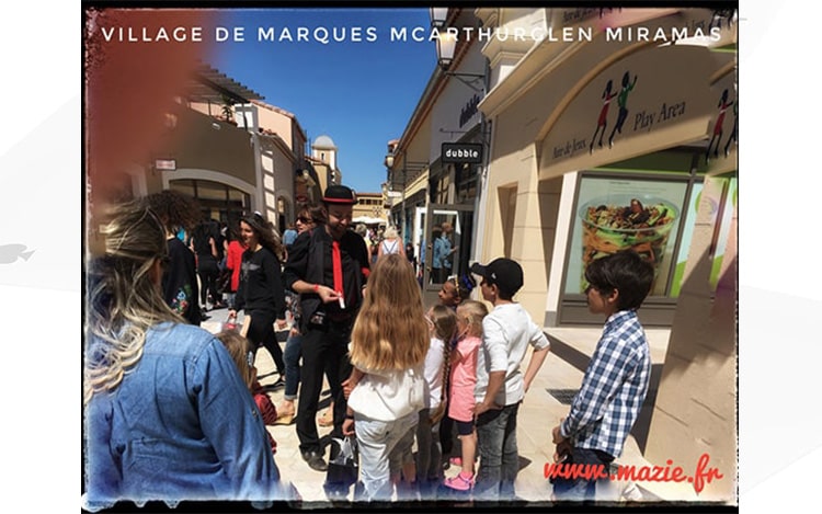 Animation magicien dans les rues du Village de Marques à Miramas, lors de l'ouverture.