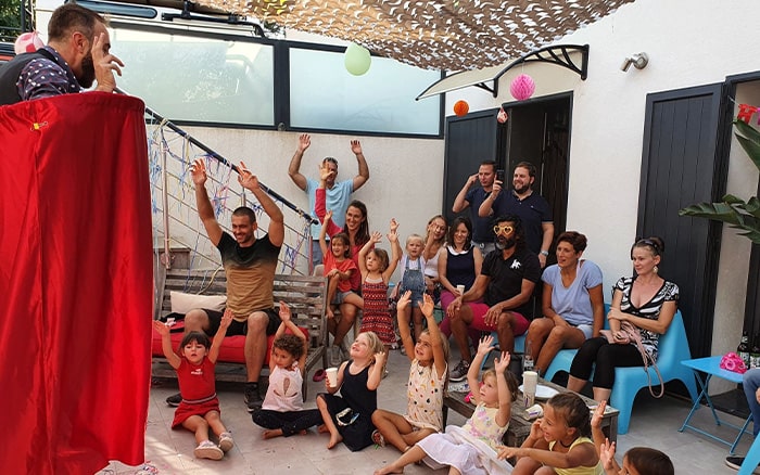 spectacle famille avec un magicien spécialisé Zibé le mazicien interactif anniversaire bouches du rhône